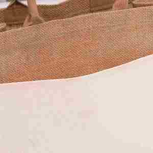 Sacs fourre-tout personnalisés en toile de jute avec poignées - Blanc et jute vierges, résistants à l'eau, idéaux pour le shopping ou comme cadeau pour demoiselle d'honneur - Product Image 3