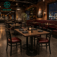Ensemble de mobilier de restaurant industriel et commercial Ron Group : banquette en cuir capitonnée, table carrée en bois massif, chaise personnalisée