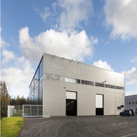 Bâtiment commercial préfabriqué à façade vitrée en verre, structure en acier, fenêtres en alliage d'aluminium, galvanisation à chaud