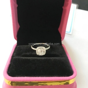 Anillo de Boda Elegante de Oro Blanco de 14k con Diamante Moissanita de 2ct en Corte Cojín con Efecto Hielo - Product Image 5