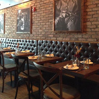 Banquette de restaurant américaine en bois et vinyle avec motif diamant capitonné, table et sièges de luxe légers