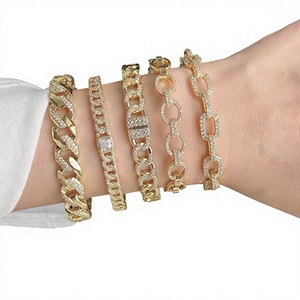 Bracelet manchette plaqué or 18 carats pour femme, forme cœur, zircon pavé, anti-décoloration, tendance, cadeau mode, en laiton - Product Image 3
