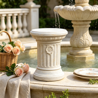 Socle de colonne cannelée romaine en résine blanc cassé texturée, fait main et peint à la main, support de plantes nautique, pilier de jardin classique