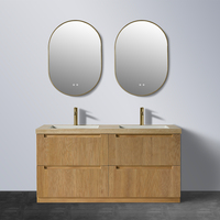 Meuble-lavabo double vasque autoportant en chêne clair avec comptoir en pierre beige cannelé, vasques encastrées, robinets dorés et miroirs LED