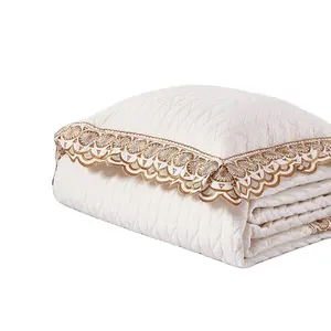 Set di Biancheria da <span class=keywords><strong>Letto</strong></span> KOSMOS 3 Pezzi in Policotone con Ricamo, Copriletto Tinta Unita con Pizzo, Tecnica Tessuta <span class=keywords><strong>per</strong></span> Uso Domestico - Product Image 1