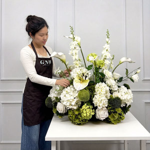 GNW Vendita all'Ingrosso Decorazione Floreale Realistica per Corridoio Nuziale Fiori Artificiali Verdi e Bianchi per Passaggio Nuziale - Product Image 1