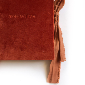 Agenda Personalizzata in Velluto Rosso, Taccuino con Copertina Morbida, Design Unico con Frase in Rilievo, Diario Quotidiano, Regalo di Compleanno - Product Image 3