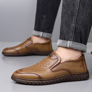 Mocassins en cuir pour hommes, bout rond, à enfiler, respirants, semelle en caoutchouc, motif géométrique, boucle décorative, chaussures de conduite décontractées pour l'automne - Product Image 2