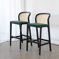 Chaise de bar au design minimaliste et simple, avec cadre en bois massif, dossier en rotin et assise rembourrée, pour bar à domicile ou cuisine