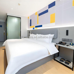 Lit d'hôtel moderne avec tête de lit capitonnée, cadre de lit king size en bois à prix abordable avec table de chevet pour ensembles de chambre d'hôtel de type boutique - Product Image 3