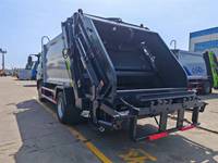Camion poubelle compactable avec benne capable de suspendre deux bacs à déchets en plastique de 240 L