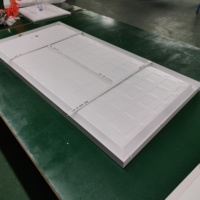 Conception moderne IP65 SMD2835 IRON 2x4 Flat Panel LED Warehouse Prix flexible 2x2 Square Mount Surface Panel Light
