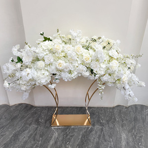 Rangée de fleurs artificielles de mariage finies avec support doré incurvé, en soie blanc champagne, pour centre de table - Product Image 4
