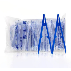 Pinzas desechables Huayue de plástico azul, paquete de 100 piezas con puntas dentadas para uso médico - Product Image 4