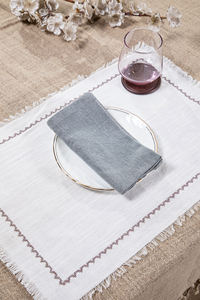 Napperon de table en coton flammé texturé avec un design brodé minimaliste et des bords frangés au prix de gros - Product Image 2