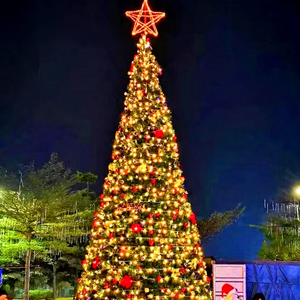Arbre de Noël LED modulaire de 20 mètres de haut crée une décoration emblématique pour les événements de Noël municipaux en place publique de la ville - Product Image 1