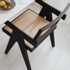 Chaise de salle à manger en rotin et bois massif avec dossier et accoudoirs, chaise de loisirs noire en forme de K pour usage domestique - Product Image 4
