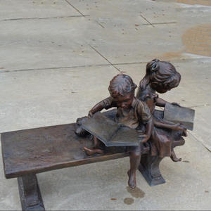 Garçon et fille grandeur nature assis sur un tronc d'arbre lisant une statue <span class=keywords><strong>en</strong></span> bronze - Product Image 2