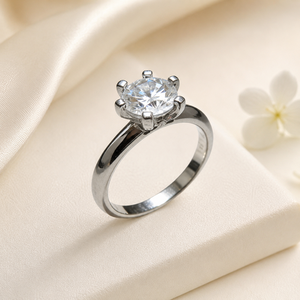 Anello monolitico a quattro griffe, gioiello da donna dal design minimalista per l'uso quotidiano - Product Image 6