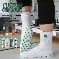 Chaussettes de Pilates pour femmes avec bordure festonnée antidérapante, chaussettes de yoga brodées avec logo personnalisé