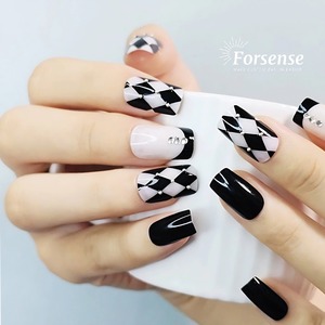 เล็บปลอมสีขาวและสีดำดีไซน์หรูหราแบบกดบนเล็บขนาดกลางพร้อมเสน่ห์แบบวินเทจ - Product Image 2