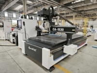 Vente en gros usine CA-1530 1325 2030 Routeur CNC à changement d'outil automatique avec capteur d'outil automatique pour la production de placards en bois massif