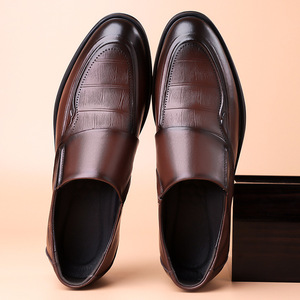 รองเท้าหนังผู้ชายทรงทางการสีดำ หัวแหลม สวมแบบสวม  สำหรับใส่ทำงานหรือโอกาสทางการ เหมาะกับทุกฤดูกาล - Product Image 2
