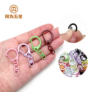 Porte-clés en alliage de zinc en forme de C, coloré et personnalisé, avec anneau en D pour accessoires de bijoux DIY - Product Image 3
