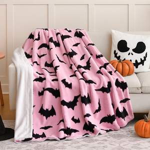 Couverture de canapé Halloween rose avec motif mignon de chauve-souris et toile d'araignée, en polaire, pour décorer le canapé, le lit, le sofa, couverture douce et confortable en peluche - Product Image 1