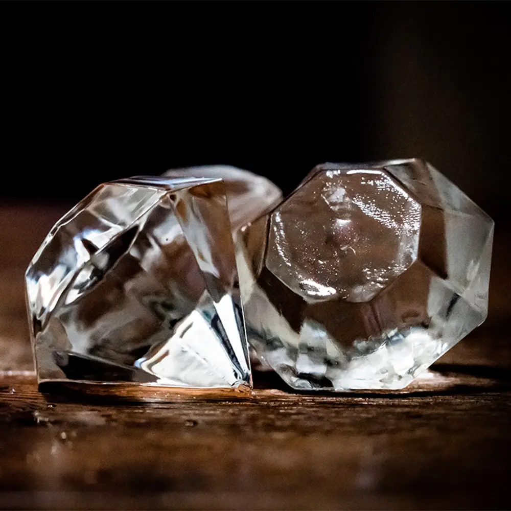 2024 크리스탈 투명 다이아몬드 모양 아이스 볼 메이커 금형 2.5 인치 대형 다이아몬드 투명 라운드 위스키 아이스 큐브 트레이