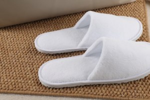 Pantuflas Desechables de Felpa Coral para Hotel, con Suela Gruesa Antideslizante, Logotipo Impreso, Venta al por Mayor para Salones de Belleza Liyade - Product Image 2