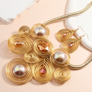 Collar grande hecho a mano, conjunto de pendientes, alambre de aluminio trenzado, cuentas de cristal, nuevo diseño, joyería de moda para mujer, aleación transfronteriza - Product Image 6