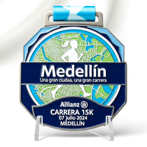 Medalla de finalista de la carrera Medellín <span class=keywords><strong>Allianz</strong></span> 15K con mapa octogonal de la ciudad en relieve y cinta azul para carreras urbanas colombianas - Product Image 1