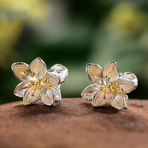Orecchini a Perno Bicolore con Design Floreale a Camelia per Donne, Accessori per Orecchie da Indossare Quotidianamente - Product Image 2