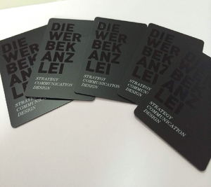 Carte PVC noire 85,5x54mm, épaisseur 0,76mm, impression jet d'encre et offset, carte plastique durable avec spot UV et plastification - Product Image 6