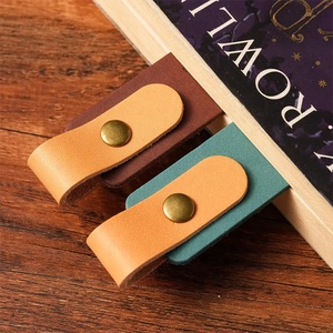 Marcapáginas de Cuero Genuino con Grabado Láser Personalizado, Marcapáginas con Logotipo Personalizado y Soporte para Bolígrafo - Product Image 3