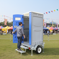 Remorque WC portable moderne et écologique en plastique, au design durable, pour parcs et ateliers – Solution de toilettes publiques