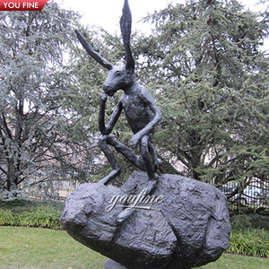 สวนกลางแจ้งแบบแอบสแตรกต์รูปกระต่ายสำริดบนรูปปั้นหินโดย <span class=keywords><strong>Barry</strong></span> flanagan - Product Image 5