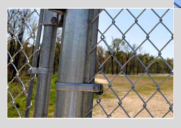 Cyclone Barbed Wire 40x40mm Chain Link Mesh Fencing 2.8mm Extension Arms Pvc Coated