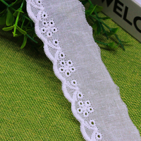 Vente en gros ruban de dentelle brodée en coton de 3.2cm de large fleur blanche creuse décoration cheveux accessoires coton oeillet dentelle Yards