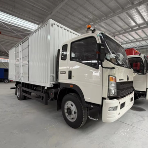 Camión de carga Sinotruk Howo con cabina extendida, volante a la derecha (RHD) y a la izquierda (LHD), con cabina dormitorio y plataforma de carga larga cerrada para transporte de mercancías. - Product Image 1