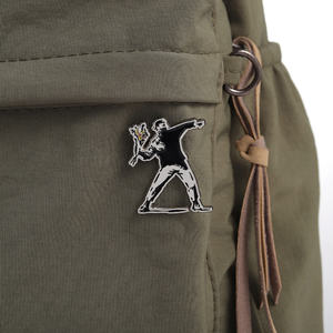 Klassieke Banksy Art Design broche emaille pin rode ballon meisje bloemenwerper jongen badge decoratie revers mode sieraden accessoire - Product Image 3