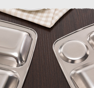 Vassoi Rettangolari in Acciaio Inox per Mensa Scolastica o Carceraria, con 3/4/5/6 Scomparti, per Pranzo e Pasti - Product Image 3