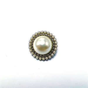Vente en gros de boutons de perles en métal petits manteaux de vêtements d'extérieur de style parfumé pour femmes boutons ronds en alliage cousus à la main pour femmes - Product Image 5