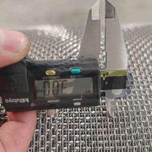 Rouleau <span class=keywords><strong>de</strong></span> filtre en maille métallique ondulée en acier inoxydable à mailles carrées 2x2, tissage uni, avec services <span class=keywords><strong>de</strong></span> soudage et <span class=keywords><strong>de</strong></span> pliage - Product Image 4