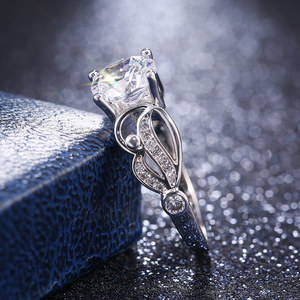 Anello Floreale Traforato per Donne, Stile Creativo con Impreziosimenti, Elegante Accessorio da Dito per Feste e Matrimoni, Idea Regalo - Product Image 4
