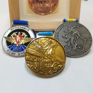 독특한 디자인 사용자 정의 로고 스피너 스포츠 높은 폴란드어 메달 금속 3D 중공 에나멜 스포츠 사용자 정의 회전 메달 Souven