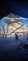 Écran LED transparent en film cristal P8, utilisation en intérieur, mur vidéo adhésif réutilisable pour vitrine de magasin de détail