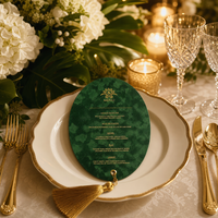 Menu de mariage élégant en velours vert foncé, style européen vintage, avec œillets, rivets, pompon, monogramme personnalisé en feuille d'or, fait main pour