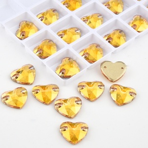 OLeeya Meilleures ventes Strass en verre en forme de cœur personnalisés à coudre, Pierres à coudre en verre cristal pour la décoration de vêtements - Product Image 2